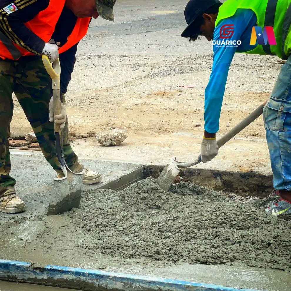 obras_guarico's tweet photo. #EnFotos 📸 || Gracias al presidente @NicolasMaduro y al gobernador @josemvasquez seguimos ofreciendo resultados. 

Trabajamos en el sector Puerta Negra del municipio Juan Germán Roscio Nieves, específicamente en la calle Zulia con calle Junín.

#CrecimientoProductivo https://t.co/SgzTevIRm6