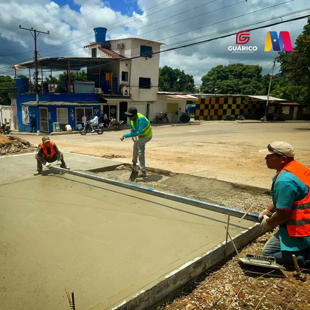 obras_guarico's tweet photo. #EnFotos 📸 || Gracias al presidente @NicolasMaduro y al gobernador @josemvasquez seguimos ofreciendo resultados. 

Trabajamos en el sector Puerta Negra del municipio Juan Germán Roscio Nieves, específicamente en la calle Zulia con calle Junín.

#CrecimientoProductivo https://t.co/SgzTevIRm6