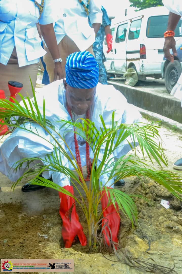jcogundare's tweet photo. ...At the occasion, I reaffirmed our commitment to a greener, healthier future by planting trees that would benefit our community. https://t.co/LYSTuUQdDS
