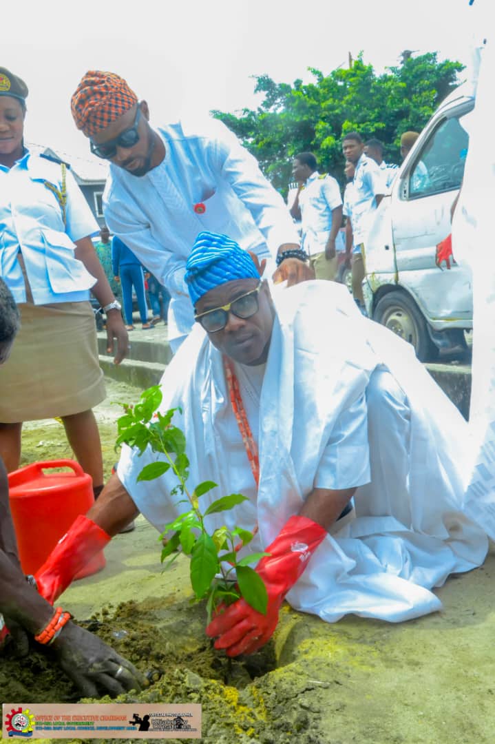 jcogundare's tweet photo. ...At the occasion, I reaffirmed our commitment to a greener, healthier future by planting trees that would benefit our community. https://t.co/LYSTuUQdDS