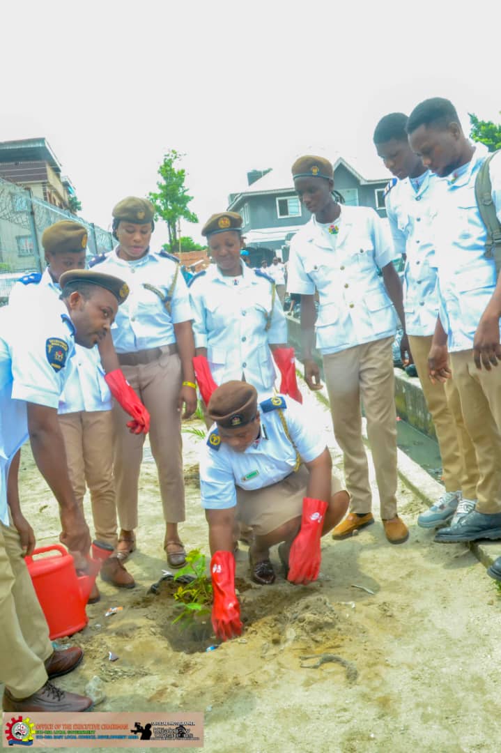 jcogundare's tweet photo. ...I also urged everyone to get into the habit of planting trees and nurturing green life to enhance biodiversity, knowing full well the tremendous environmental benefits.

#mayorjco
#etiosaeastlcda
#etiosa 
#TreePlantingDay2024 https://t.co/TbuUfgW9Nv