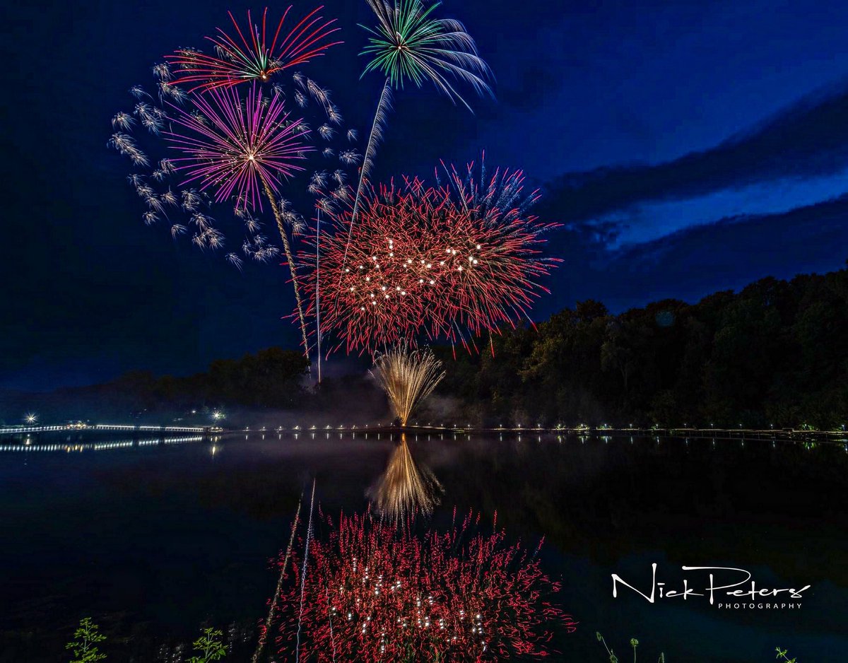 NickPetersPhoto's tweet photo. As always, an amazing fireworks show for @CityofChaskaMN Fire and Ice Festival this weekend! Entire album can be found here: https://t.co/zvgcyy4HO4

@ChaskaPD @chaskaherald @ian_leonard @CodyMatzFox9 @CarverSheriff @StormHour @BelindaKARE11 @JYuhasKSTP https://t.co/VYcCpu4bSJ