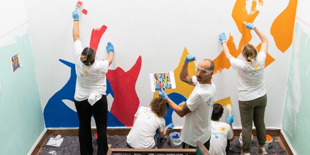 PPG's tweet photo. The first New Paint for a New Start projects for 2024 in Italy and China have been completed, with more than 100 of our employee volunteers bringing fresh paint and colorful murals to schools as part of our COLORFUL COMMUNITIES® program.
#ProtectandBeautify #ColorfulCommunities https://t.co/Z5w1GPFNl0
