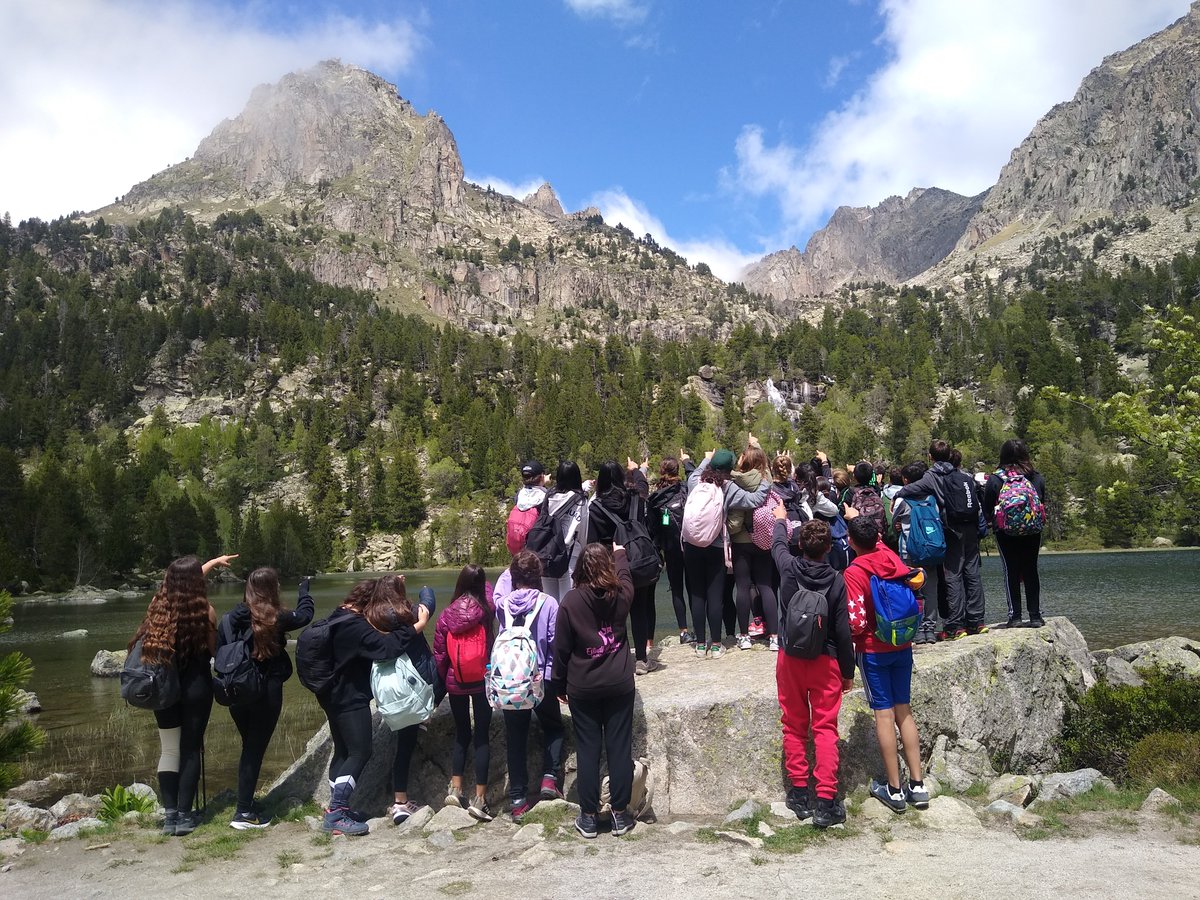 CdaVallsAneu's tweet photo. 1/4 La darrera estada que hem fet amb alumnat de Secundària ha estat amb el grup de 2n d'ESO de l'@INSBdE #VandellòsilHospitaletdelInfant. Vam trobar un #ParcNacional espectacular, molt florit i ple de vida. https://t.co/orCcuU0bPc