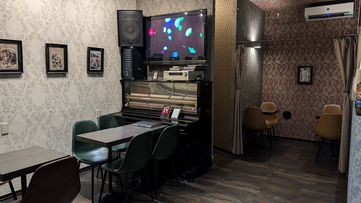 caepom's tweet image. ヘブンズカフェが店舗営業を終了した。
歌い始めた頃に出会ったお店で、ライブ主催したり、あーだこーだとお話したり。こんな世界もあるよ？こんなこともあるよ？ってパワフルに教えてくれたバリスタの阿部さん。ありがとうございました。大変お世話になりました。

新たな出発を応援しています！