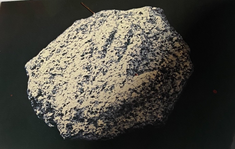 SERVANTMARIA's tweet photo. Petit zoom sur un objet de la collection permanente du Musée #MariusVazeilles : la main gravée sur du granite trouvée dans les environs de Meymac. Elle a été trouvée à l’emplacement de l’ancien lieu-dit dénommé La Maladie.. 
#Histoire #Corrèze https://t.co/d7A0MyH2uP