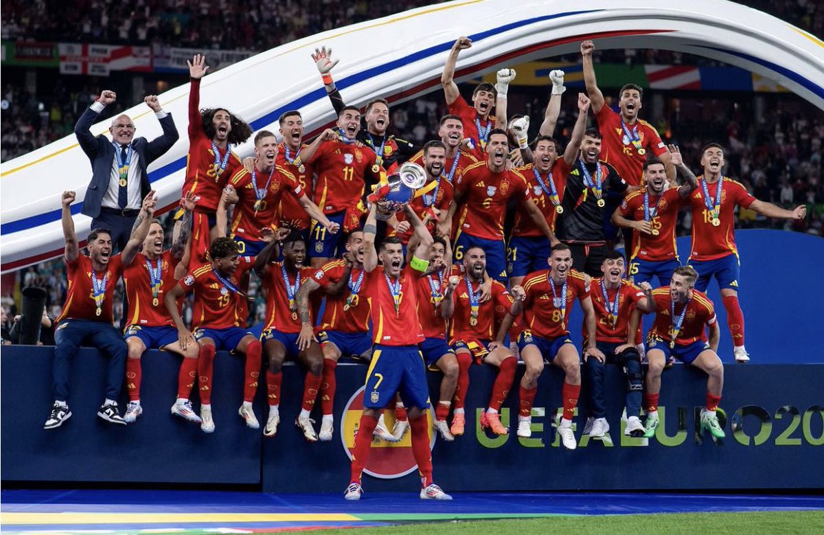 hourlypedrig's tweet photo. Pedri atualizou seu Instagram com fotos da comemoração (em campo) da vitória na Euro 🏆

🇧🇷| “O sonho foi realizado… SOMOS CAMPEÕES DA EUROPA! 🏆🏅”

📸| Pedri (pedri) via feed no Instagram. https://t.co/d0pMGxBKGX