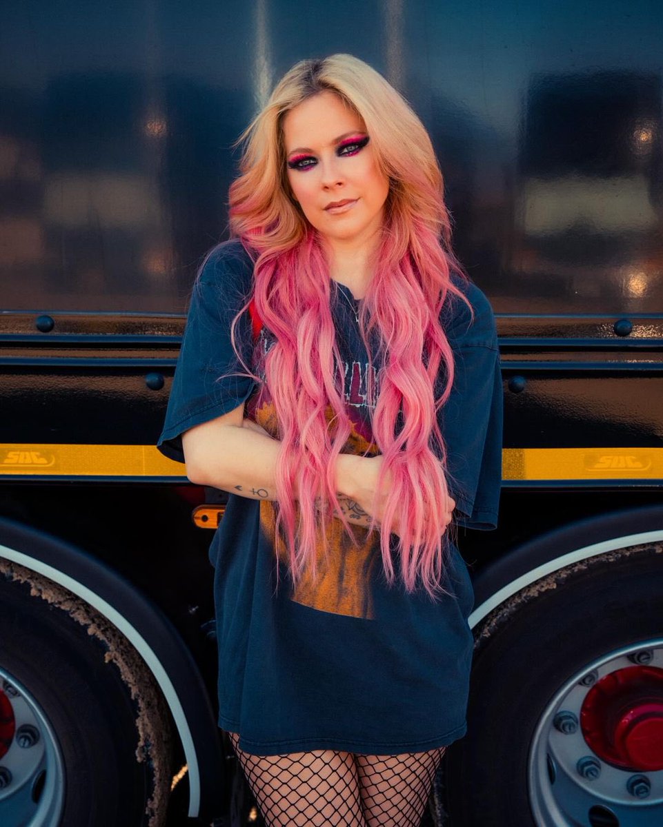 Avril Lavigne tweet media
