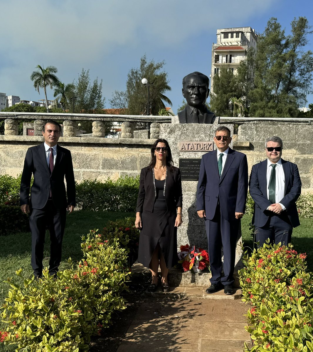 TC_HavanaBE's tweet photo. 15 Temmuz Demokrasi ve Milli Birlik günü vesilesiyle Atatürk Anıtında ve Büyükelçilik Kançılarya binasında  şehit ve gazilerimizin aziz hatıralarını rahmet ve minnetle andık. #15Temmuz https://t.co/Ilh5xPSJ7z