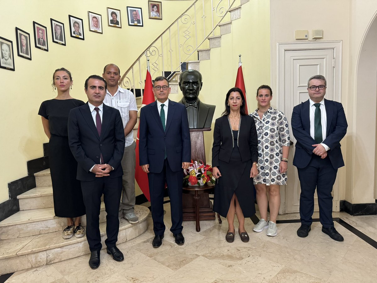 TC_HavanaBE's tweet photo. En ocasión del Día de la Democracia y la Unidad Nacional conmemoramos con gratitud y misericordia a nuestros caídos y veteranos por la patria en el Busto de Atatürk y en la Cancillería de la Embajada. 
#15dejulio https://t.co/Zu2sThhrtz