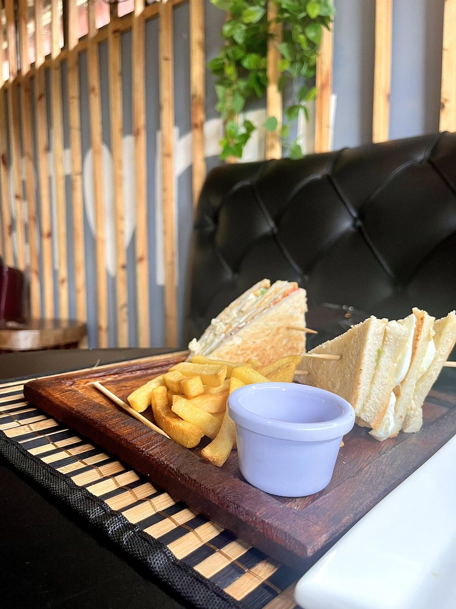 KASHRESTAURANT's tweet photo. @Kashcorestaurant "Indulge in our delicious Chicken Club Sandwich paired perfectly with crispy chips! ✨ #KashcoRestaurant #LunchtimeDelight #ChickenClubSandwich #HappyNewWeek #MondayMorning #MondayMotivaton #TheJazzyBurgerHunt 
#Spain https://t.co/V0cMWYapvV