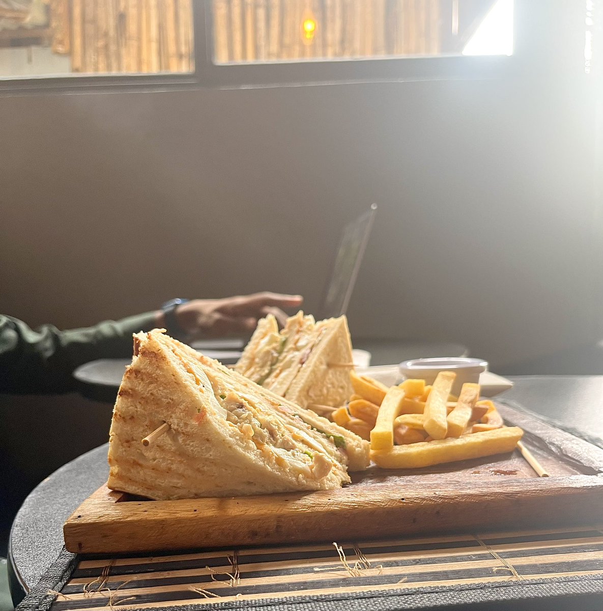 KASHRESTAURANT's tweet photo. @Kashcorestaurant "Indulge in our delicious Chicken Club Sandwich paired perfectly with crispy chips! ✨ #KashcoRestaurant #LunchtimeDelight #ChickenClubSandwich #HappyNewWeek #MondayMorning #MondayMotivaton #TheJazzyBurgerHunt 
#Spain https://t.co/V0cMWYapvV