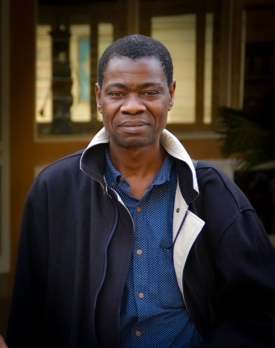com_tele_net's tweet photo. #Portrait 
Samuel Ouya est une véritable star, admiré et respecté. Professeur titulaire à l'Université Cheikh Anta Diop de Dakar (UCAD), il détient des diplômes prestigieux, notamment un doctorat unique en informatique de l'ESP/UCAD et un doctorat de troisième cycle en mathématiques appliquées de l'Université Gaston Berger de Saint-Louis.

En parallèle, il dirige le Laboratoire d'Informatique, Télécommunications et Applications (LITA) de l'Ecole Supérieure Polytechnique de DAKAR. Son parcours est jalonné de positions prestigieuses, telles que maître de conférences et directeur du Laboratoire d'Informatique de Réseaux et Télécoms (LIRT) de l'ESP/UCAD, démontrant ainsi son inébranlable engagement envers l'excellence académique.

Avec plus de 77 publications dans des revues internationales de renom, Samuel Ouya a marqué la communauté scientifique de son empreinte. Ses recherches pionnières sur les systèmes de traitement de signaux ECG, l'amélioration de l'accès à l'éducation grâce aux technologies SDN et IPTV, et les solutions innovantes pour les réseaux de fibre optique et les systèmes de télécommunications sont des contributions inestimables.

Samuel Ouya est également un mentor dévoué, ayant dirigé plusieurs thèses de doctorat et encadré des chercheurs prometteurs. Son engagement envers le développement des jeunes chercheurs et sa passion pour la transmission des connaissances sont exemplaires.

Au-delà de ses contributions académiques, Samuel Ouya a joué un rôle crucial dans la mise en place de l'Université virtuelle du Sénégal (UVS) et a été membre des commissions de recrutement des officiers de la police nationale. Sa vision et son leadership ont été déterminants dans le succès de nombreux projets technologiques et éducatifs.

Les exploits de Samuel Ouya sont reconnus par de nombreuses institutions, et il est régulièrement sollicité pour co-présider des conférences internationales, comme la 10ème Conférence Internationale sur les E-Infrastructures et E-Services pour les Pays en Développement. Son influence dépasse les frontières, faisant de lui une figure incontournable dans son domaine.

Cependant, ce n'est pas seulement son savoir encyclopédique et ses recherches innovantes qui le rendent populaire parmi ses étudiants. Samuel Ouya est également connu pour sa manière unique d'enseigner. Ses cours sont un mélange de rigueur académique et d'humour décalé, transformant les sujets les plus complexes en moments agréables et mémorables. Ses étudiants adorent ses analogies hilarantes, ses blagues pleines d'esprit, et sa capacité à rendre les mathématiques aussi captivantes qu'un one-man-show. Avec Samuel Ouya, chaque cours est une aventure éducative et un spectacle comique, garantissant non seulement l'apprentissage, mais aussi des fous rires. Son parcours exceptionnel et ses contributions remarquables sont une source d'inspiration et d'émotion, témoignant de son rôle central dans le développement scientifique et technologique.
#Excellence