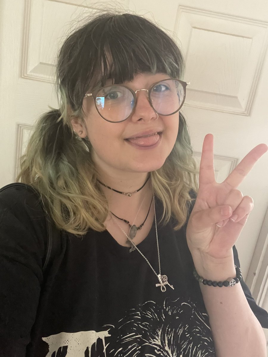 AkiSutaHatter's tweet photo. decided to go casual femme goth for my day-off treat (taking myself to see two different horror movies at the cinema) https://t.co/zGOPGrVy2z