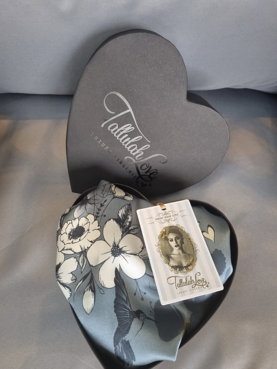 tallulahlove's tweet photo. Looking for the perfect gift? You've found it! 🖤

https://t.co/K1C7TaD3MX

#silk #giftidea #giftbox #gifted #silkpjs #hummingbird https://t.co/pyuQDkGcne