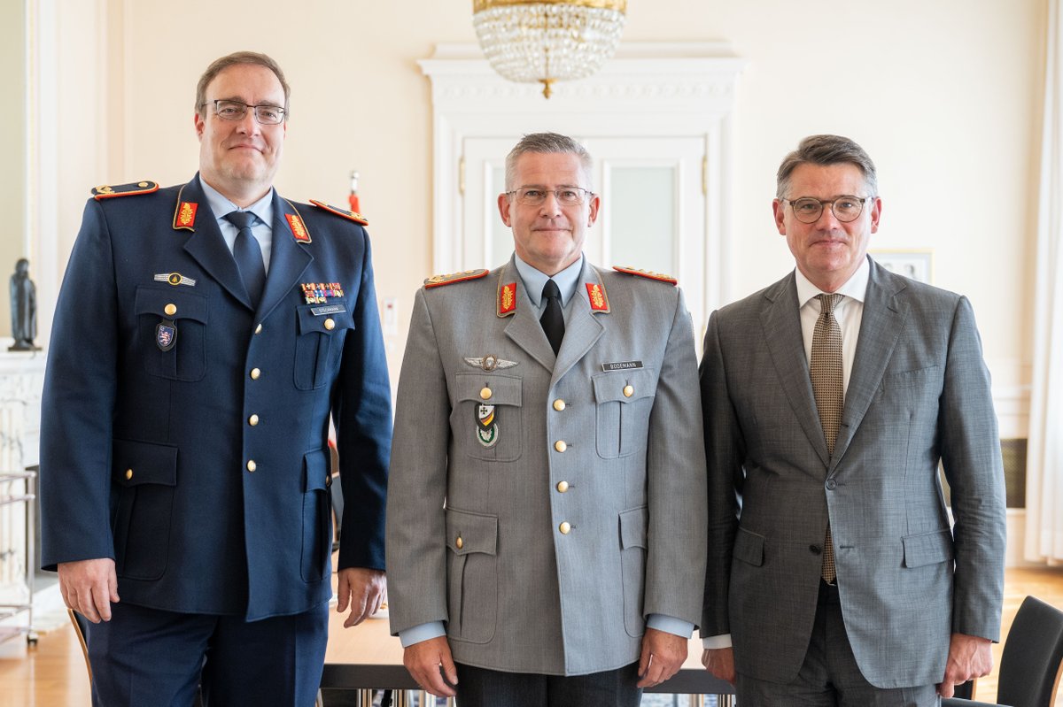 RegHessen's tweet photo. Guter Austausch mit dem Befehlshaber des @TFK_Bundeswehr, Generalleutnant #Bodemann: Ministerpräsident @Boris_Rhein hat mit ihm über die hessische Rolle im #Operationsplan Deutschland 🇩🇪 gesprochen. Mit dabei: Brigadegeneral #Stöckmann vom Landeskommando Hessen.🫡 https://t.co/BCQn1KR2J3