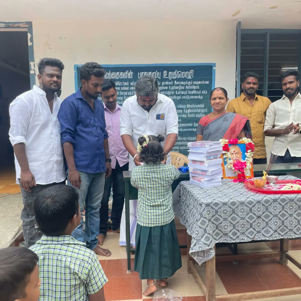 TVMIPatukottai's tweet photo. தமிழக வெற்றிக் கழகத்தலைவர்‌ சொல்லுக்கிணங்க

கர்மவீரர் ஐயா காமராஜர் அவர்களின் பிறந்தநாளை முன்னிட்டு ��வருடைய திருவுருவ சிலைக்கு மாலை அணிவித்து மற்றும் அதைத்தொடர்ந்து 
பட்டுக்கோட்டை நடுநிலைப் பள்ளியில் நோட்டு பேனா பென்சில் பள்ளி மாணவ மாணவிகளுக்கு வழங்கப்பட்டது
தஞ்சை தெற்கு மாவட்டம் https://t.co/neRwW6sbQT