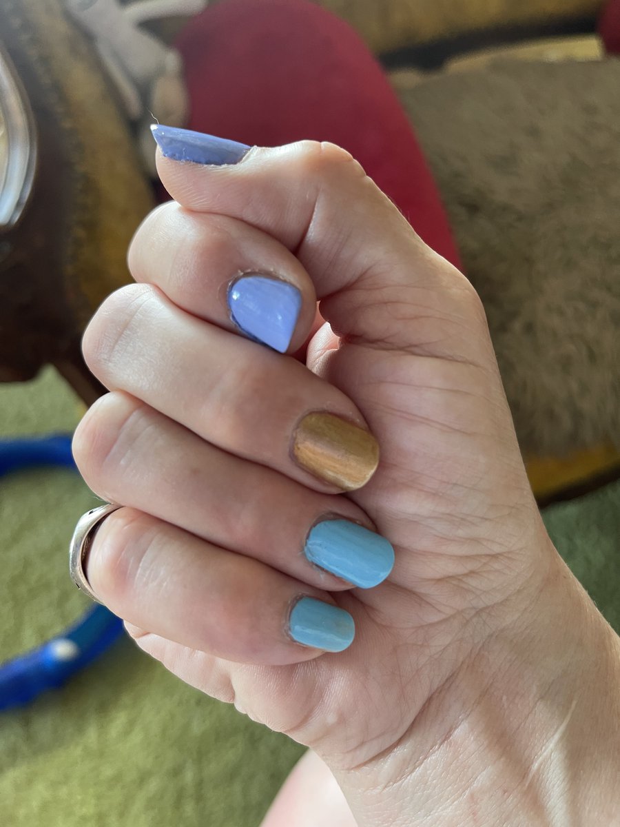 Swiss_Cathy's tweet photo. C’est loin d’être parfait, les bons gestes remontent à la surface gentiment, mais comme cela fait un bien fou de retrouver « mes mains de secrétaire ». 💅🏻😁
#prendre #soin #de #soi https://t.co/Uu5tBAvZdG