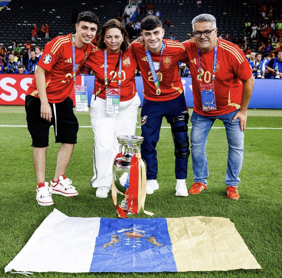 hourlypedrig's tweet photo. PEDRI’S FAMILY | Família e a bandeira da terrinha tinha que ter, né? Pedri compartilhou algumas fotos com a família na comemoração (em campo) ontem 🪄🖤

🇧🇷| “Os verdadeiros CAMPEÕES! ⭐️👏🏼 Isso é por e para vocês, família. Obrigado! Amo vocês! ❤️🫶🏻” https://t.co/KDrSQEXlcl