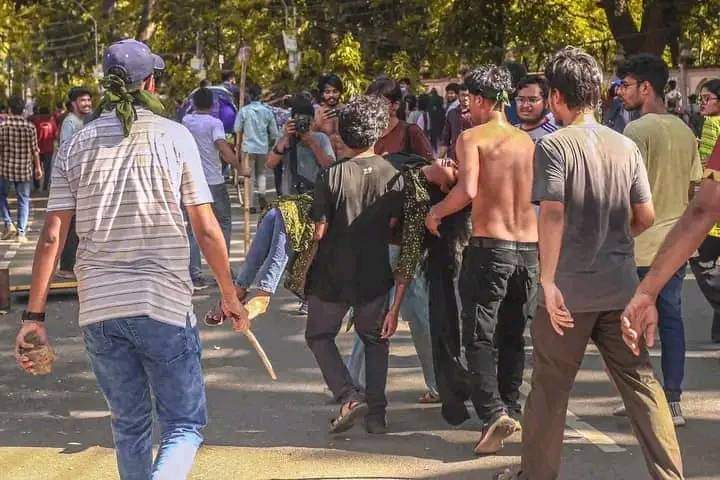 TahasanRudhro's tweet photo. #DhakaUniversityUnderAttack
#DUUnderAttack
#quotamovement
#QuotaReformProtest
#StandWithDU
#Quotamovement2024
#Save_Bangladesh_students #Save_Bangladeshi_students https://t.co/97zUGdzL6c