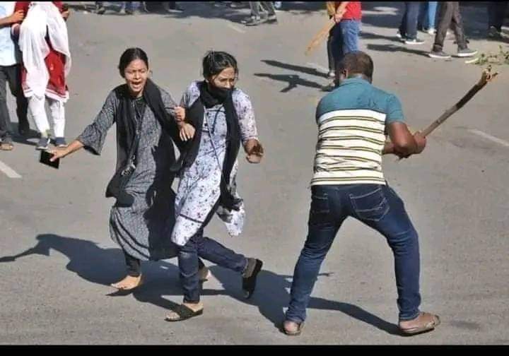 TahasanRudhro's tweet photo. #DhakaUniversityUnderAttack
#DUUnderAttack
#quotamovement
#QuotaReformProtest
#StandWithDU
#Quotamovement2024
#Save_Bangladesh_students #Save_Bangladeshi_students https://t.co/97zUGdzL6c