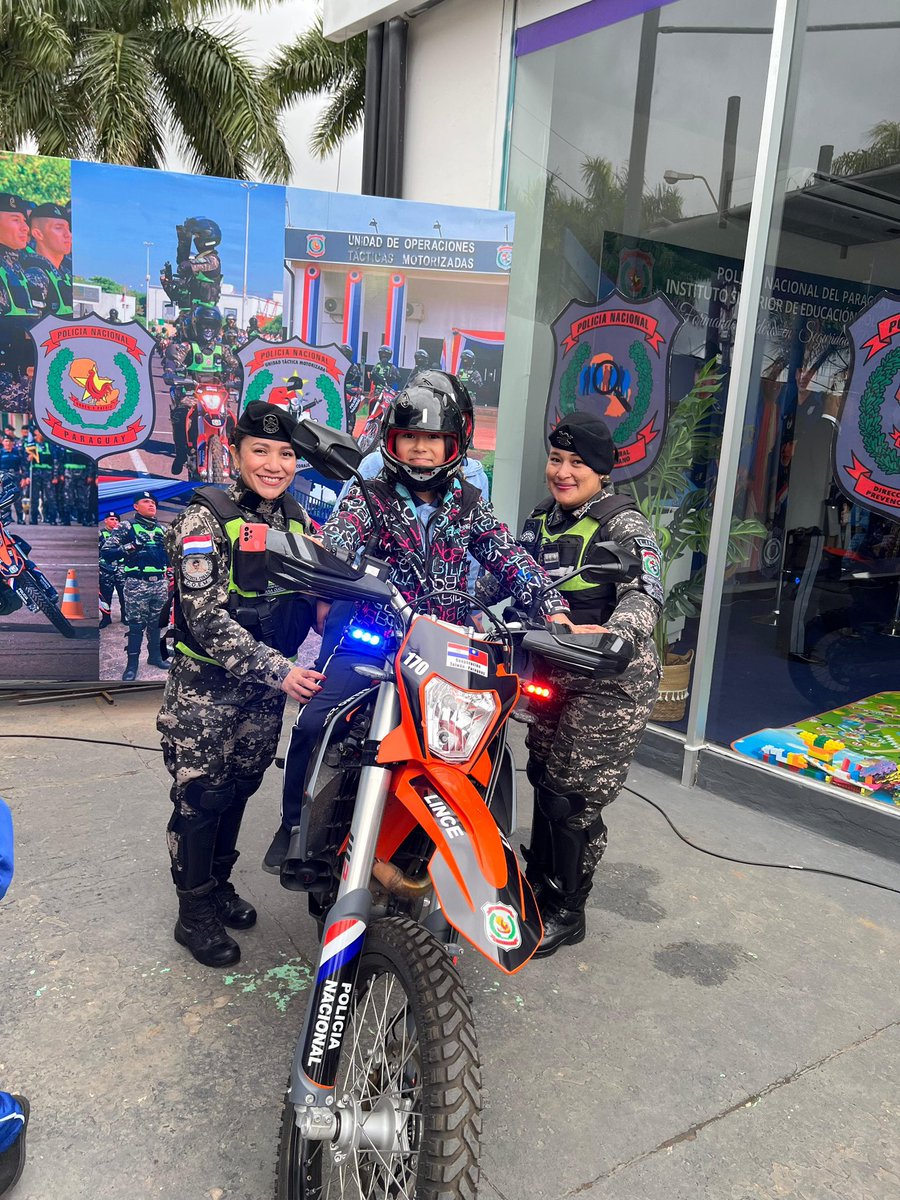 LinceParaguay's tweet photo. #Instantaneas📸 Arrancó la semana y ya te estamos esperando desde nuestro Stand de la Policía Nacional en la #EXPO2024 😃🙌🏼

"𝐄𝐬 𝐮𝐧 𝐡𝐨𝐧𝐨𝐫 𝐩𝐫𝐨𝐭𝐞𝐠𝐞𝐫 𝐲 𝐬𝐞𝐫𝐯𝐢𝐫, 𝐞𝐬 𝐮𝐧 𝐨𝐫𝐠𝐮𝐥𝐥𝐨 𝐬𝐞𝐫 𝐏𝐨𝐥𝐢𝐜𝐢𝐚 𝐍𝐚𝐜𝐢𝐨𝐧𝐚𝐥”

#Lincepy 
#EXPO2024 https://t.co/Cbg71JDG3f