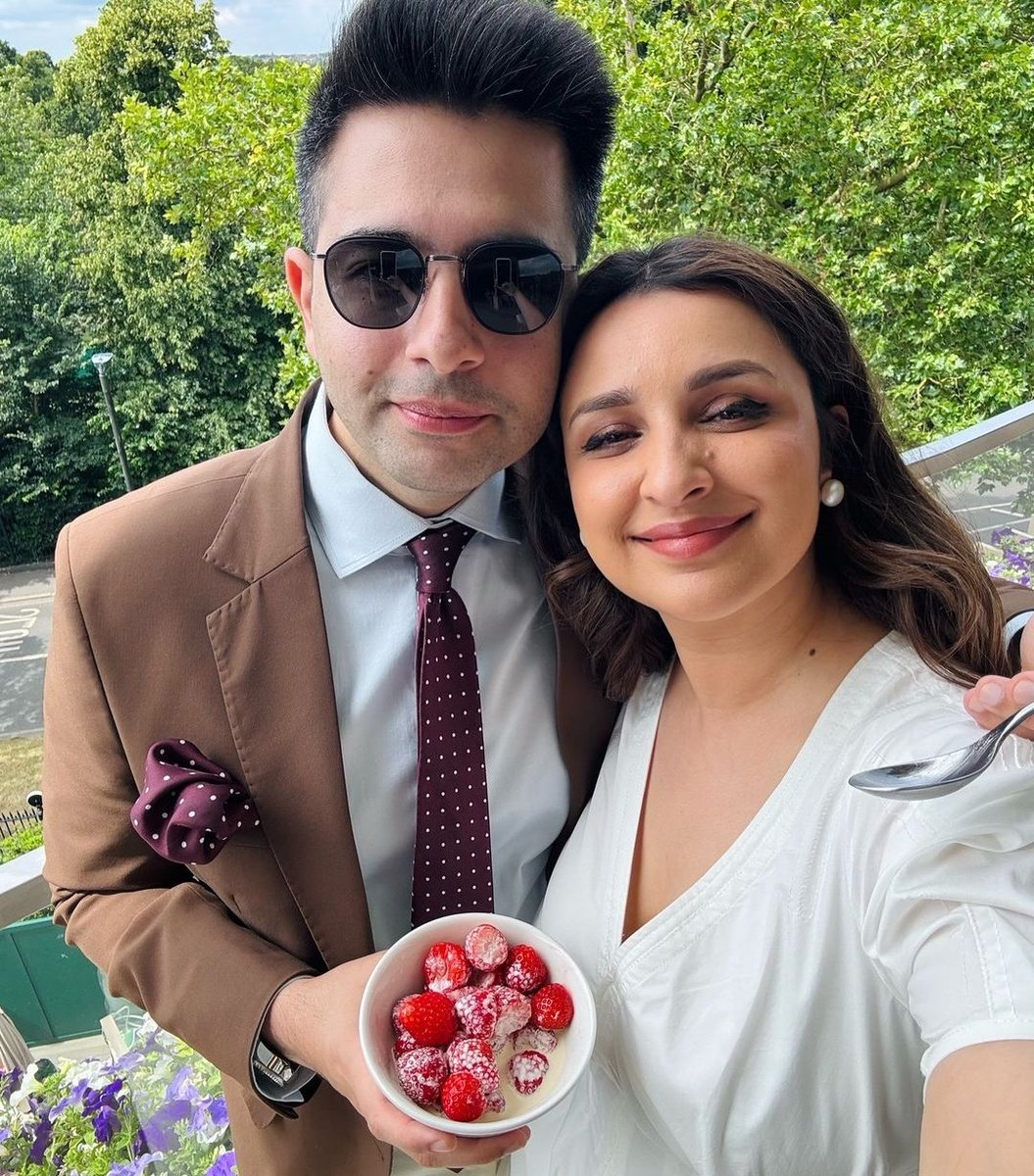 JaikyYadav16's tweet photo. आज परिणीति चोपड़ा यह तस्वीरें शेयर करके लिखतीं हैं

Wimbledon Finals 
Strawberries & Cream
My Love

इधर तिहाड़ जेल प्रशासन अरविंद केजरीवाल जी की मेडीकल रिपोर्ट में लिखता है।

Diabetes mellitus 
High Sugar Level
Weight Loss 

यही वो राघव चड्ढा हैं जिन्हें AAP ने 30 की उम्र में उतना दिया है कि जितना इनको कहीं भी 60 साल में नहीं मिलता और 

आज राघव चड्ढा के ये रंग देखने को मिल रहे हैं।