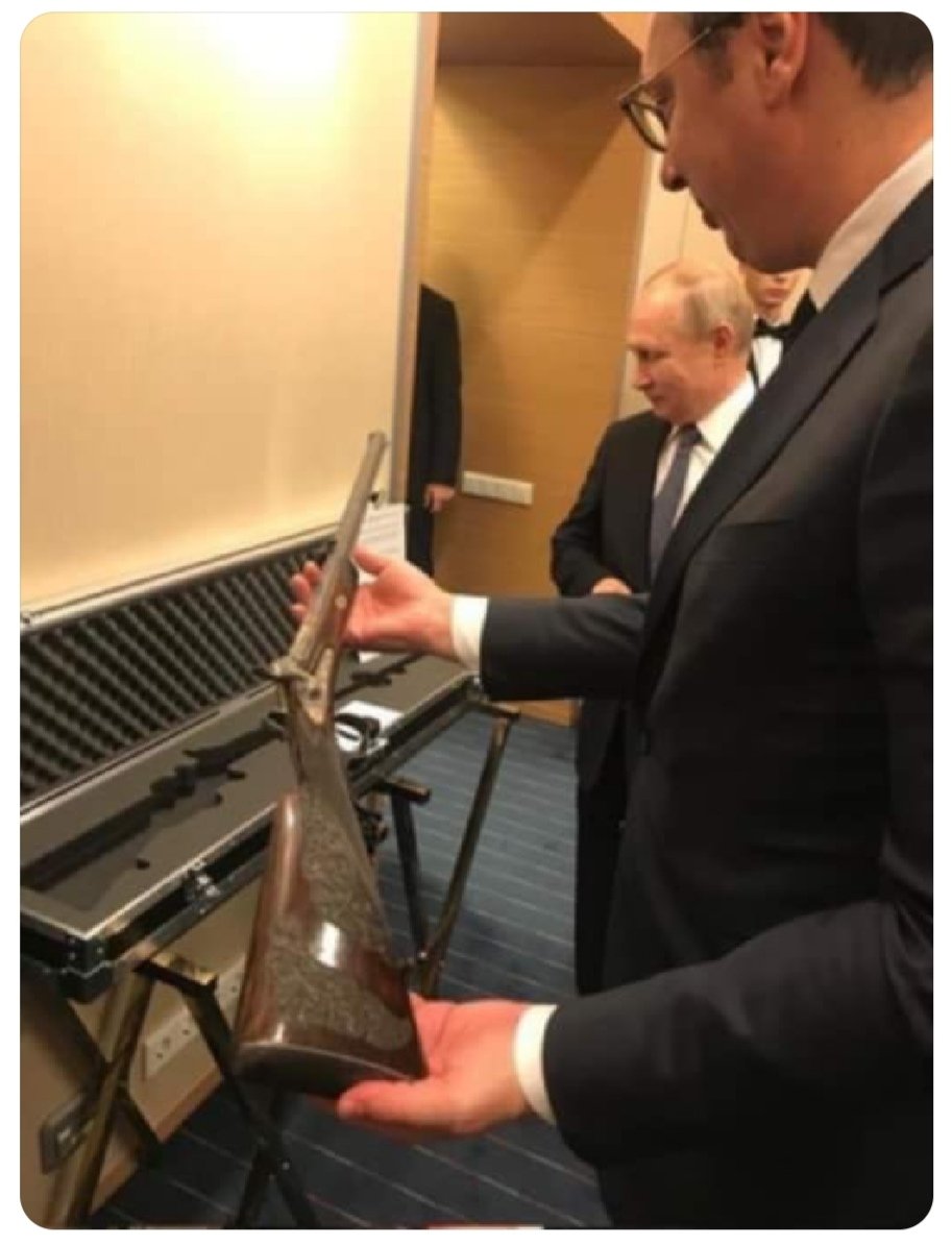GTrogrlic's tweet photo. @Jedna_Srbija @avucic Miloše KRETENČINO jel OVO ŽVALAVI SARAJEVSKI KIŠOBRANĐIJA priprema ☂️??? 😝😝😝😝😝 https://t.co/lFPHYn8pQD