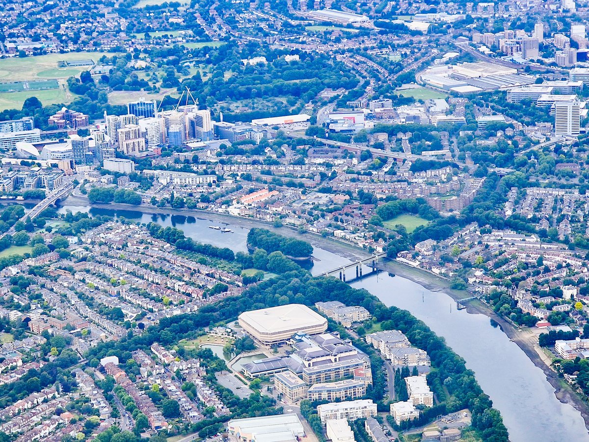 KaptainKwack's tweet image. Strand-on-the-Green in #Chiswick with the Overland Railbridge, Kew Bridge. Kew National Archives in the middle and the Bull's Head opposite. Also visible top left is the Brentford Bees' stadium.

#Thames @TheBullsHeadW4 #kew