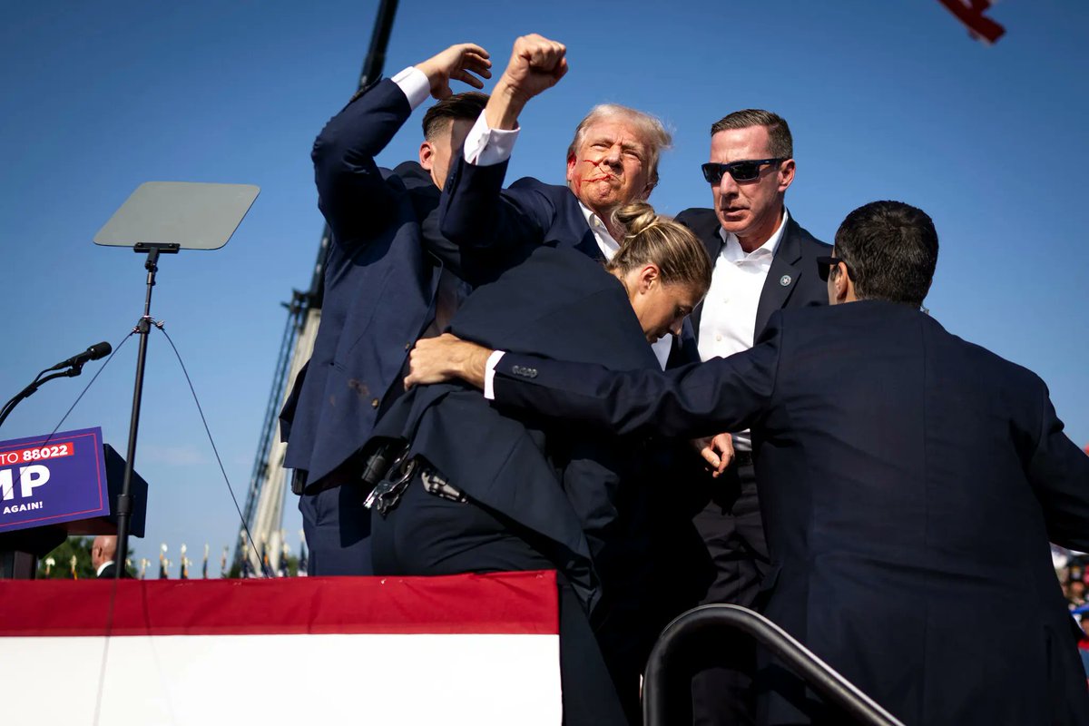 pdurginbruce's tweet photo. Taken mere moments apart (by the incredible Doug Mills), the fact that the media uses the left image far more than the right has profound effects on public perception of the event, and therefore the election &amp; the future of humanity. Both stunning moments. https://t.co/xIXTiiPd6C https://t.co/HeGUssIEF2