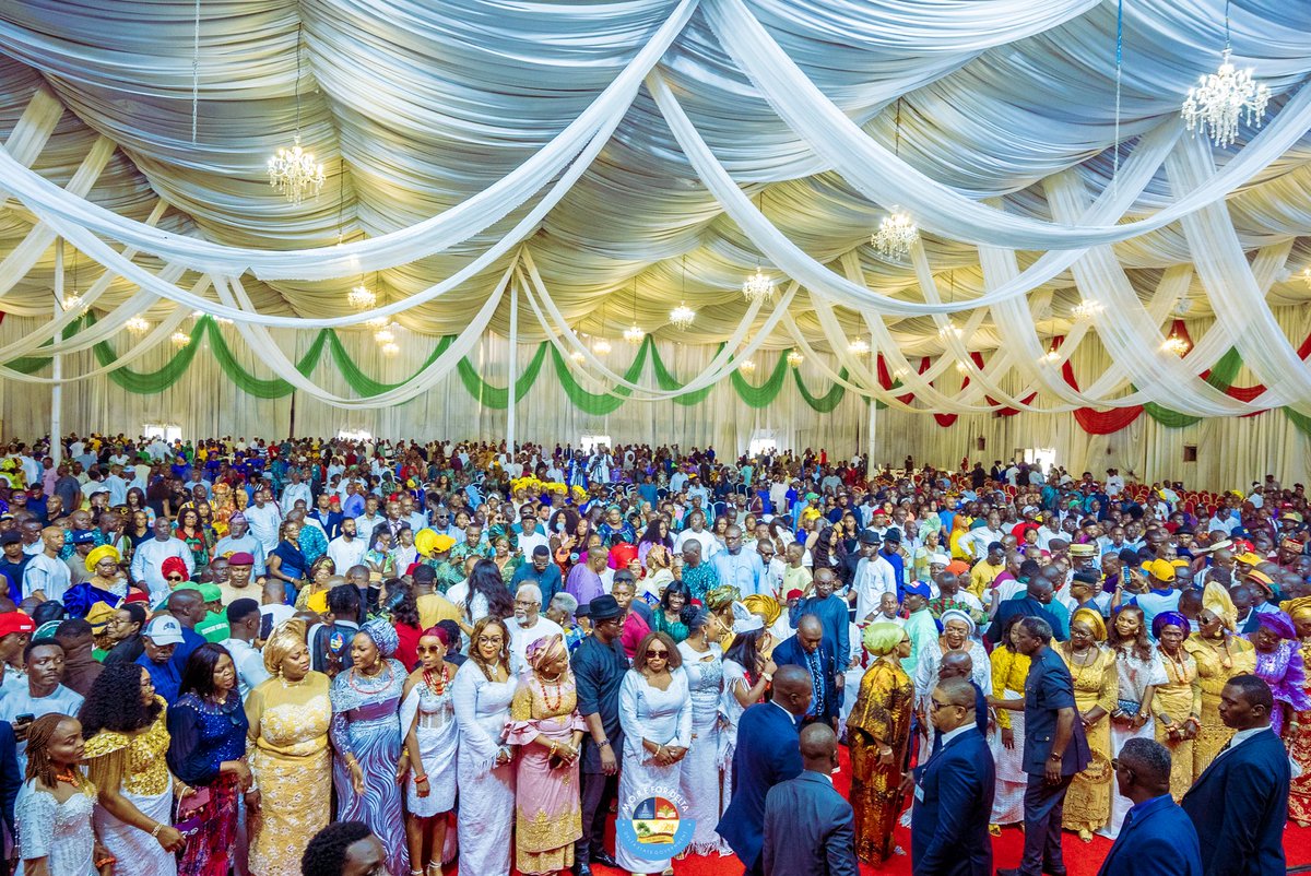 MOREFORDELTA's tweet photo. DELTA STATE GOVERNOR, SHERIFF OBOREVWORI SWEARS IN NEWLY ELECTED LGA CHAIRMEN AND VICE CHAIRMEN IN A SOMBRE CEREMONY.
#morefordelta
#advancingdelta
#opportunityforall
#sheriffoborevwori https://t.co/FW1C8sSIwe