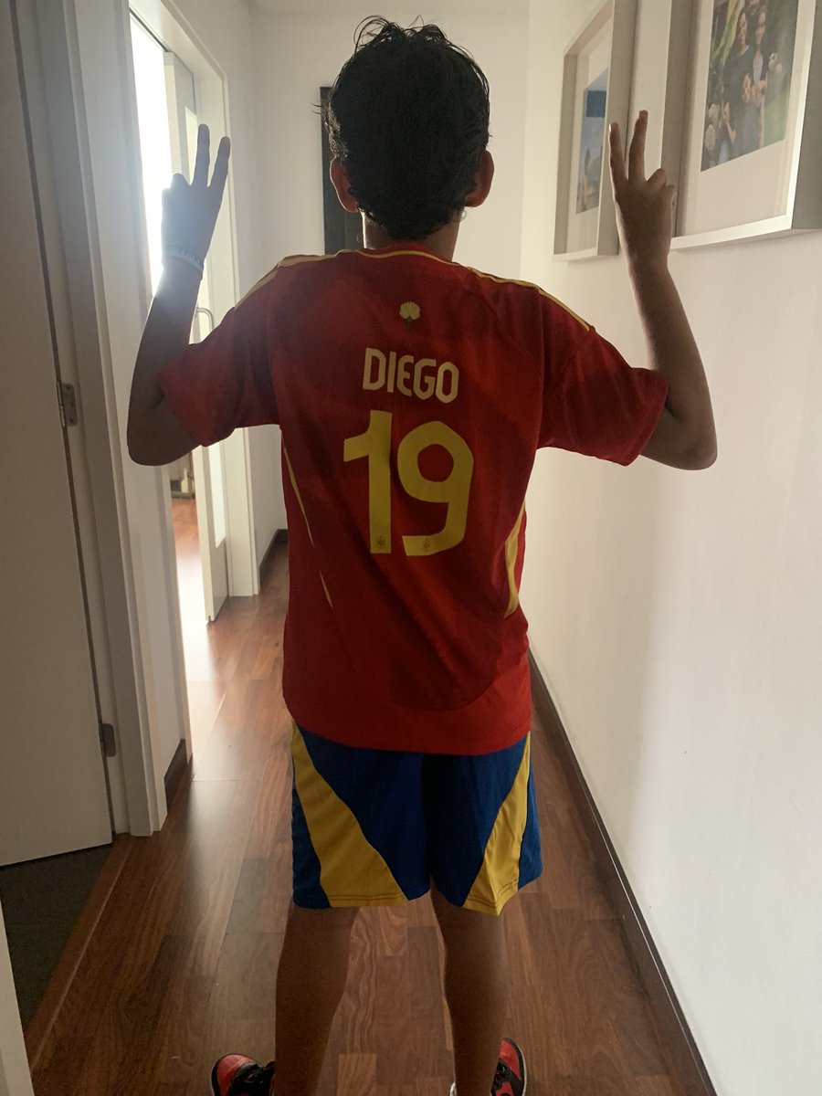 Campeones de Europa 🇪🇸 celebrando con equipaje nuevo <a href="/Ctinfo_17/">Ctinfo_17</a>