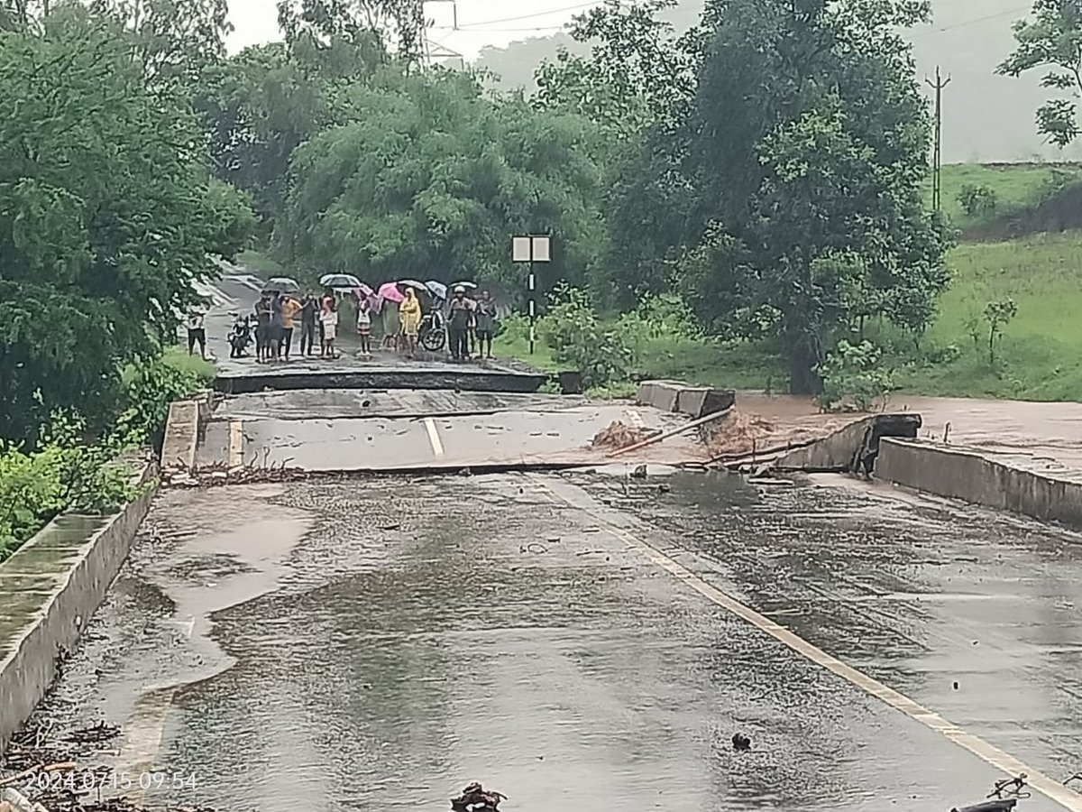 Chaitar_Vasava's tweet photo. गुजरात में डबल एंजिन की भ्रष्ट भाजपा सरकार के बोझ से पुल, रास्ते दम तोड़ते नजर आ रहे हैं!
आज नेत्रँग के याल गाँव के पास मुख्य रास्ता भ्रष्टाचार के बोझ से टूट गया! https://t.co/0XOqO57yyO