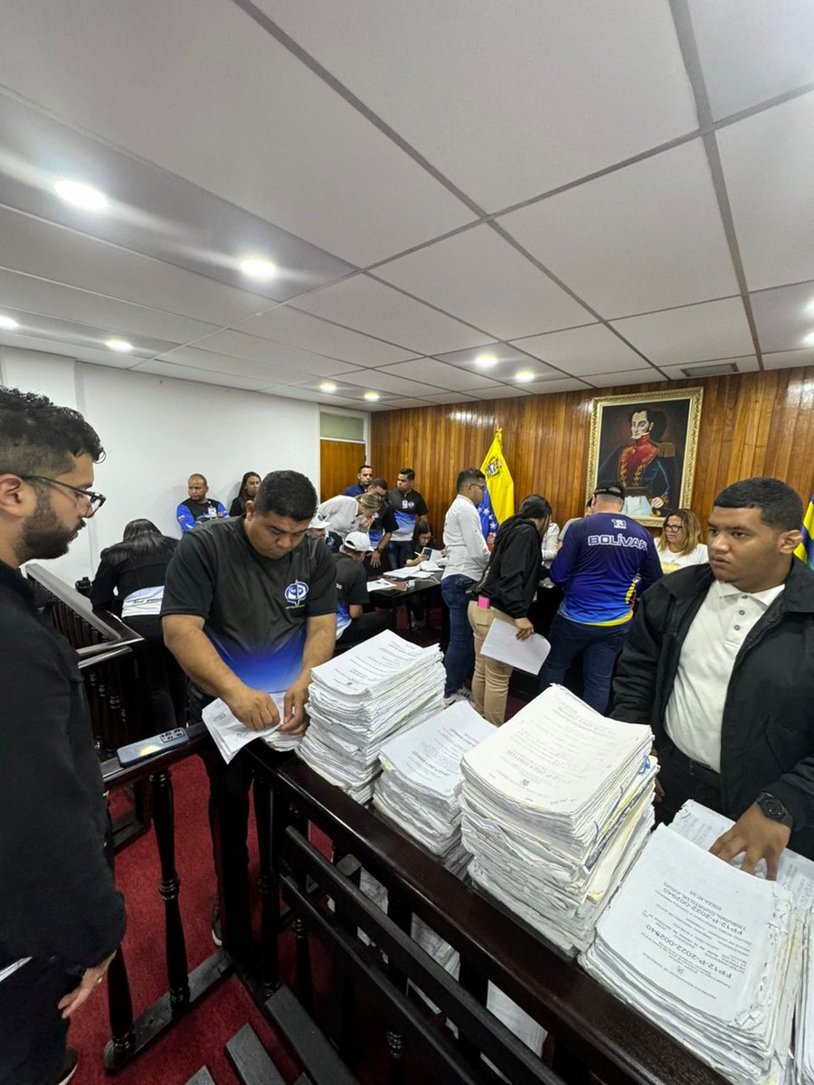 mppsp_vzla's tweet photo. La jornada en el estado Bolívar también sirvió para avanzar en la revisión junto a autoridades regionales de justicia, de las causas y expedientes de cada privado de libertad para garantizar sus derechos. https://t.co/2SH5kmKBlq