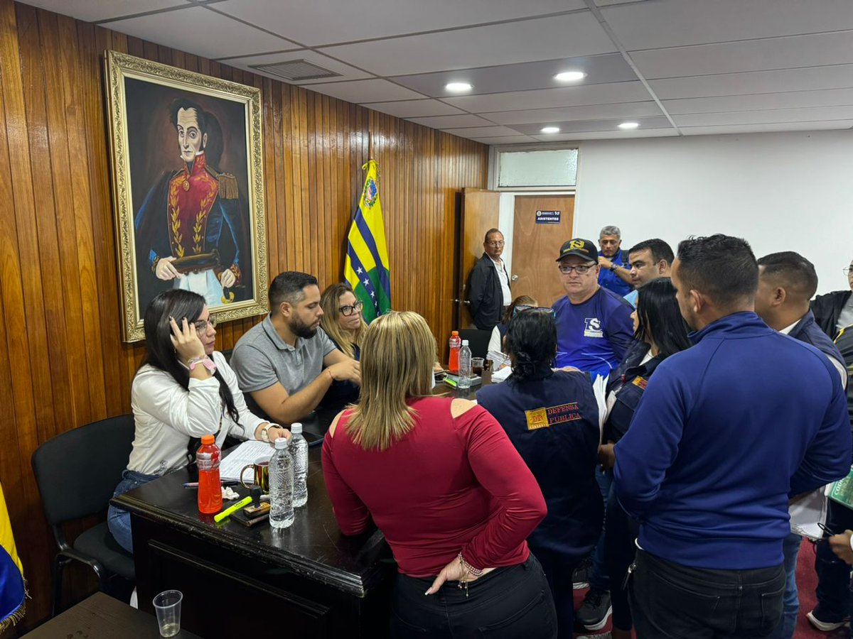 mppsp_vzla's tweet photo. La jornada en el estado Bolívar también sirvió para avanzar en la revisión junto a autoridades regionales de justicia, de las causas y expedientes de cada privado de libertad para garantizar sus derechos. https://t.co/2SH5kmKBlq