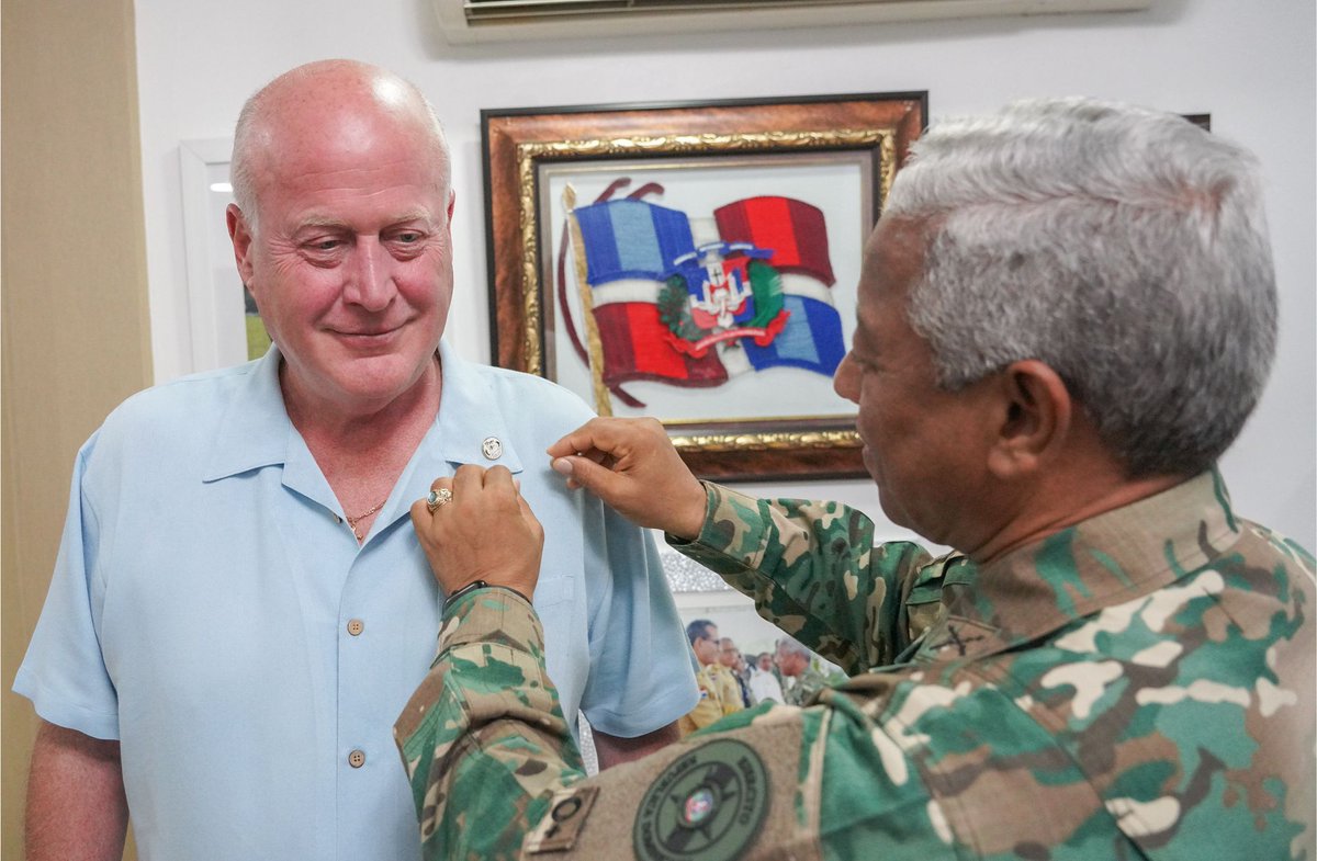 issffaard's tweet photo. John Huvane, experto en seguridad internacional, fue recibido en el #ISSFFAA por el Mayor Gral. Celín Rubio Terrero, Director General. Ambos enfatizaron en el compromiso de la cooperación internacional para beneficiar nuestras Fuerzas Armadas.

Info:🌐https://t.co/5O5AYY1ejF https://t.co/P8RUSxPYCu