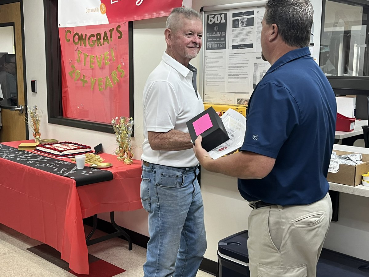 SaiaKendraT's tweet photo. Celebrating over 29 years driving for Saia in Tyler TX. Congratulations Steve Wells.  Enjoy retirement !!!
#SaiaStrong #SaiaLTLFreight https://t.co/kdllzxUA1T