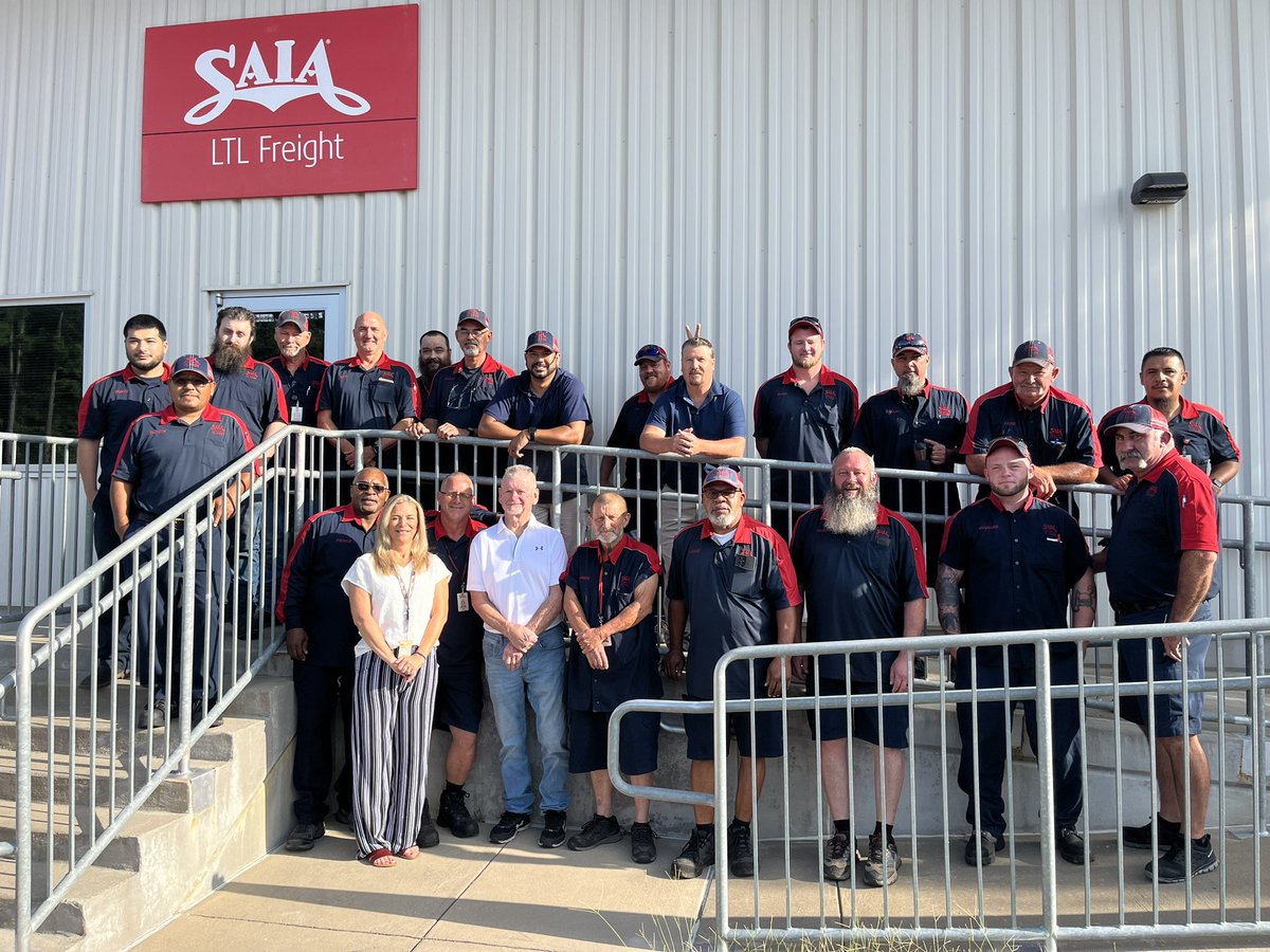 SaiaKendraT's tweet photo. Celebrating over 29 years driving for Saia in Tyler TX. Congratulations Steve Wells.  Enjoy retirement !!!
#SaiaStrong #SaiaLTLFreight https://t.co/kdllzxUA1T