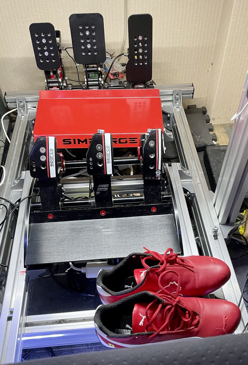 FUKUeRACER's tweet photo. おうち #レーシングシミュレーター のデュアルペダルシステムを改良🔧
より簡単にスライドさせるべく #Simforge と #FANATEC V3のレールを別にしましたレール長がちょい足りなかったからですが分けたことでスライドが楽になったしSimforgeのヒールプレート取外しも不要になりました。
もう少し改善点やセッティング出しはありますが白内障手術前に簡単にペダル変更できるようになったのは良き👍
⬅️Simforge使用時(PC)
➡️V3ペダル使用時(PS5/PC)