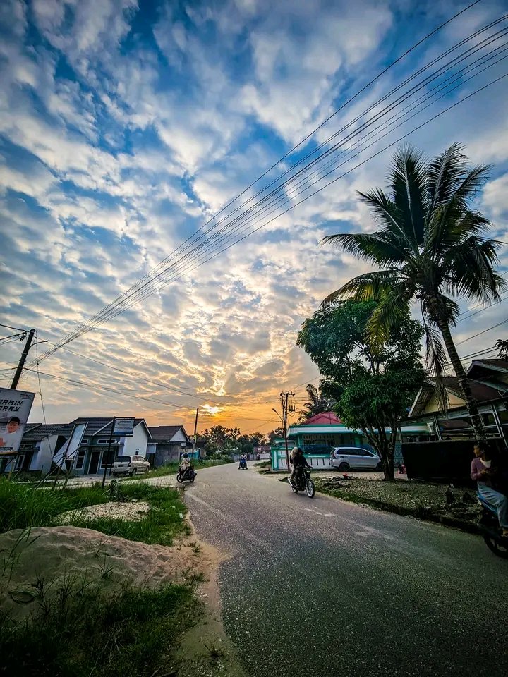 guszuli86's tweet photo. "Sudah banyak senja yang ku lalui, namun belum pernah ku lewati senja yang membawamu kembali."

#santridolan https://t.co/AYMx62yJr3