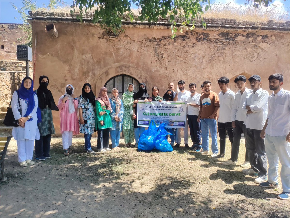ABVPVoice's tweet photo. Students For Development, Srinagar Mahanagar in Jammu and Kashmir organised a cleanliness drive at the historic Hari Parbat Fort to preserve the natural beauty and cultural heritage of this important landmark in Srinagar.
#SFD #ABVPForEnvironment https://t.co/RT4fVqznaa