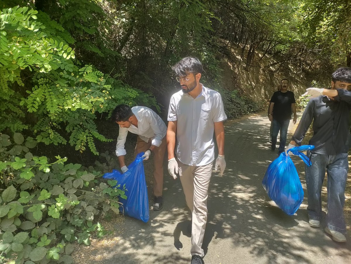 ABVPVoice's tweet photo. Students For Development, Srinagar Mahanagar in Jammu and Kashmir organised a cleanliness drive at the historic Hari Parbat Fort to preserve the natural beauty and cultural heritage of this important landmark in Srinagar.
#SFD #ABVPForEnvironment https://t.co/RT4fVqznaa