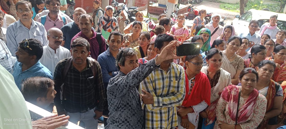 डिजीटल उपस्थिति के विरोध में उत्तर प्रदेशीय प्राथमिक शिक्षक संघ,जनपद ललितपुर।
UPPSS जिन्दाबाद।
डॉ दिनेश चन्द्र शर्मा जिन्दाबाद।।