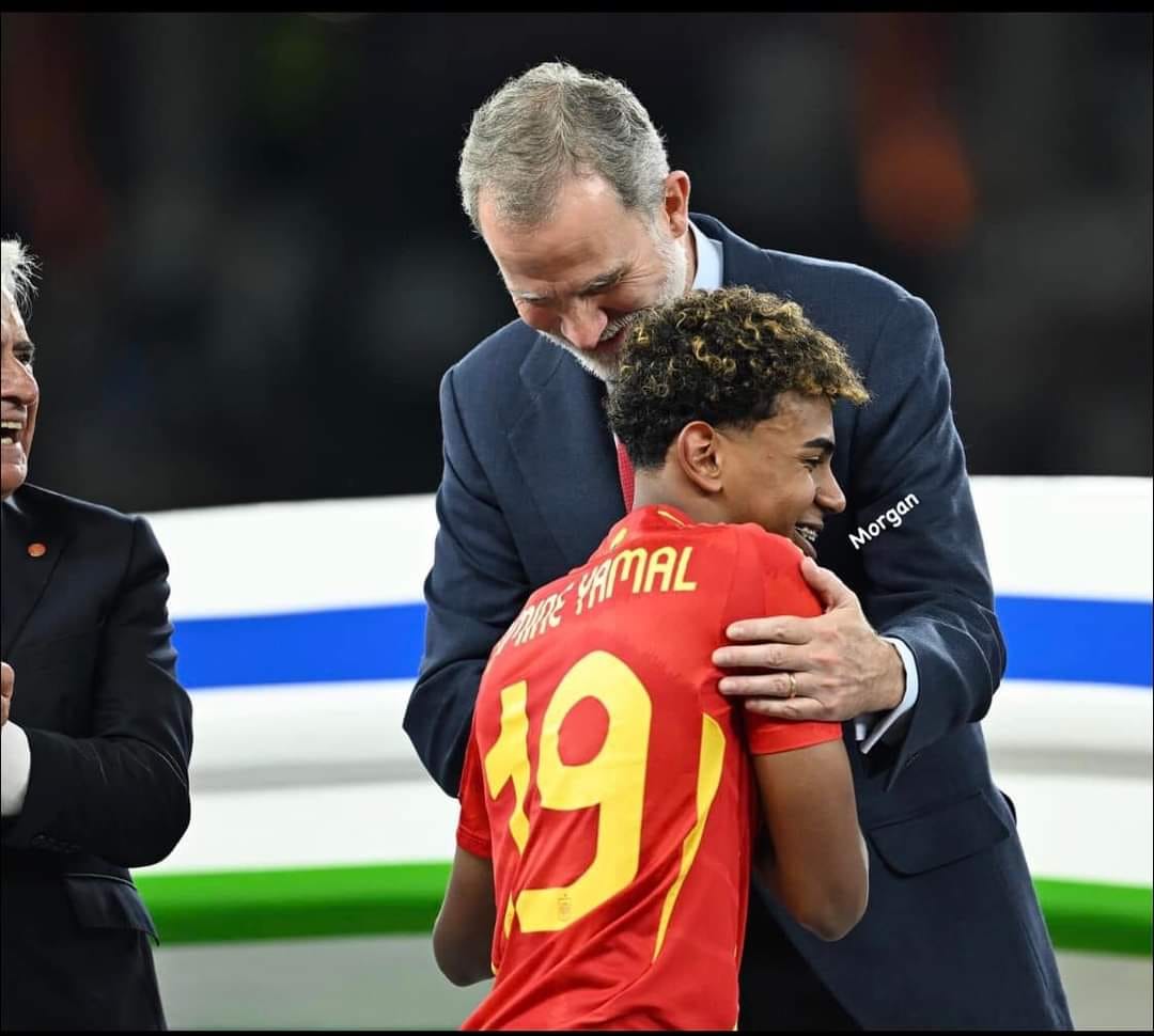 "Sus padres llegaron como inmigrantes, él nació en España. Dicen que está muy bien preparado, vive de una “paguita” y por todo lo alto. 
El otro es Lamine Yamal".
Vía wsp.