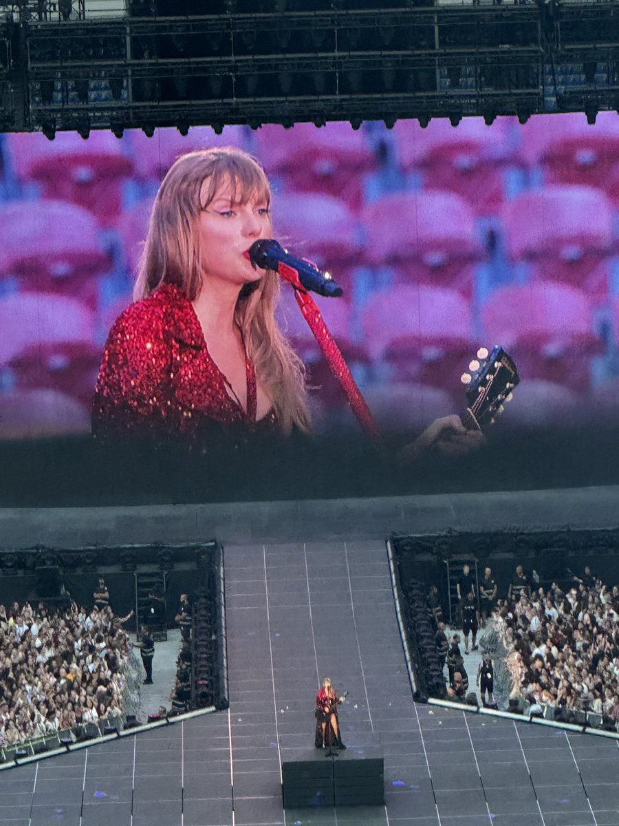 cursedhawkinss's tweet image. #TheErasTourMilan 🤍