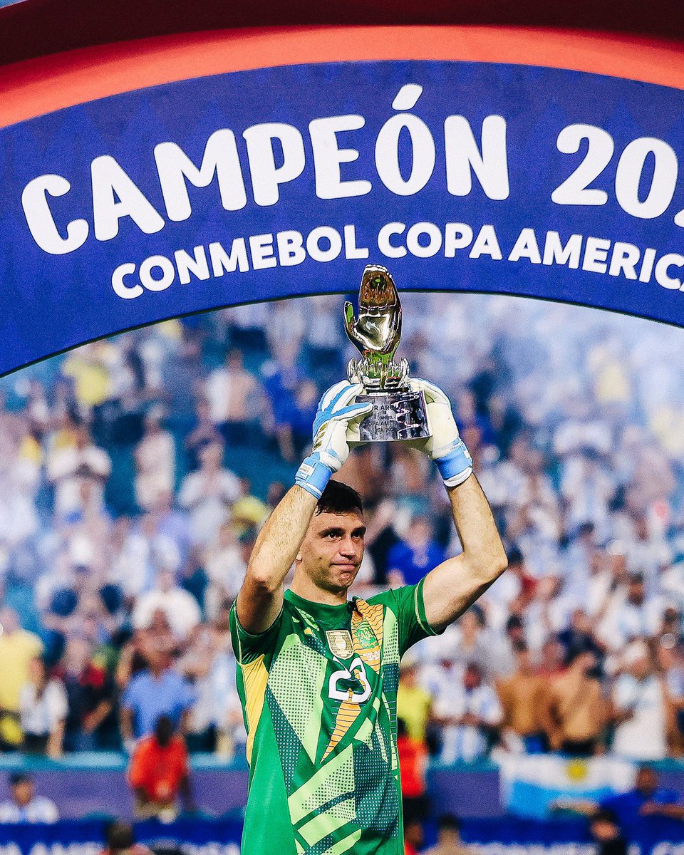¿Su primera Copa América? Campeón siendo Guante de Oro. ¿La Finalissima? Campeón sin recibir gol. ¿Su primer Mundial? Campeón siendo Guante de Oro. ¿Su segunda Copa América? Bicampeón siendo Guante de Oro. Y como guardián de Argentina, lleva 33 arcos invictos en 45 partidos