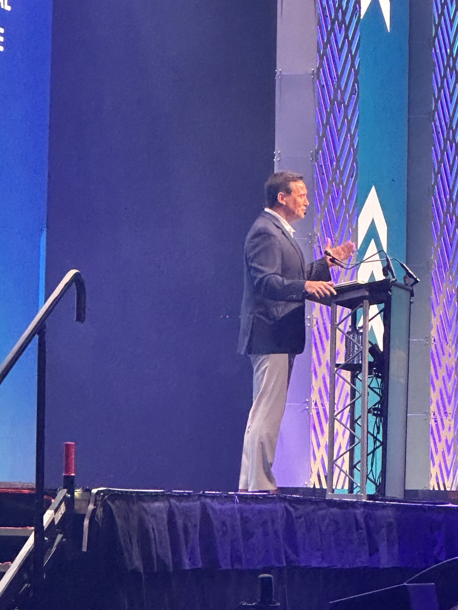 wyokris's tweet photo. Over 4000 principals excited to hear One Truth from @jongordon11 !  #PrincipalsUNITED ⁦@waemsp⁩ https://t.co/cmU17JFUPr