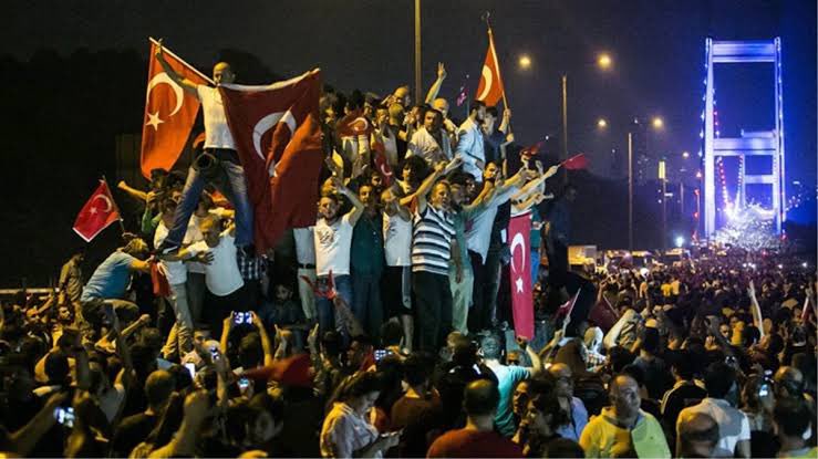 Elmiyad23's tweet photo. 15 Temmuz Demokrasi ve Milli Birlik Günü’nde demokrasi destanını yazan bütün kahramanlarımızı gönülden yâd ediyor, şehitlik mertebesine ulaşan aziz şehitlerimizi bir kez daha rahmet ve minnetle anıyor; gazilik şerefine erişen kahramanlarımıza sağlık ve sıhhat diliyoruz.. https://t.co/63a1mTB4uX