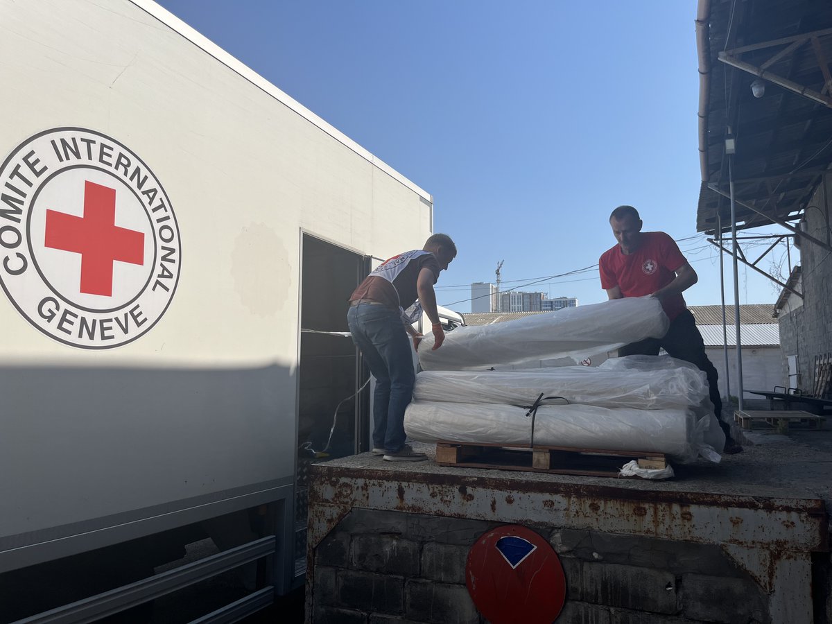 📍 #Ucrania
Cuando estalla una bomba en una ciudad, no solo devasta el lugar donde cae; también puede romper cientos de ventanas.

Tras el ataque al hospital infantil Ohmatdyt, entregamos 50 rollos de película adhesiva a <a href="/RedCrossUkraine/">Ukrainian Red Cross</a> para ayudar a reparar viviendas aledañas.