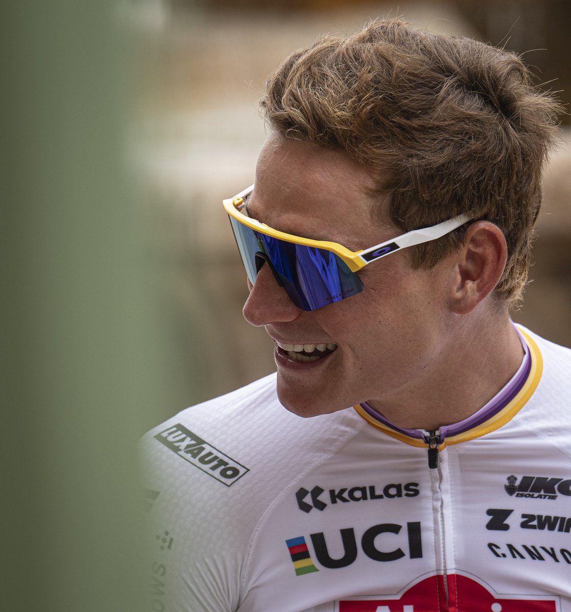 Coffee ride in the new #MerciPoupou kit by @Kalas_cc 💜💛 Get yours now! Part of the proceeds will go to the Merci Poupou charity project. 

🛒 kalas.cc/merci-poupou/

#MVDP #MathieuVanderPoel #RaymondPoulidor #AlpecinDeceuninck #TDF2024 

📸 Stefan Rachow